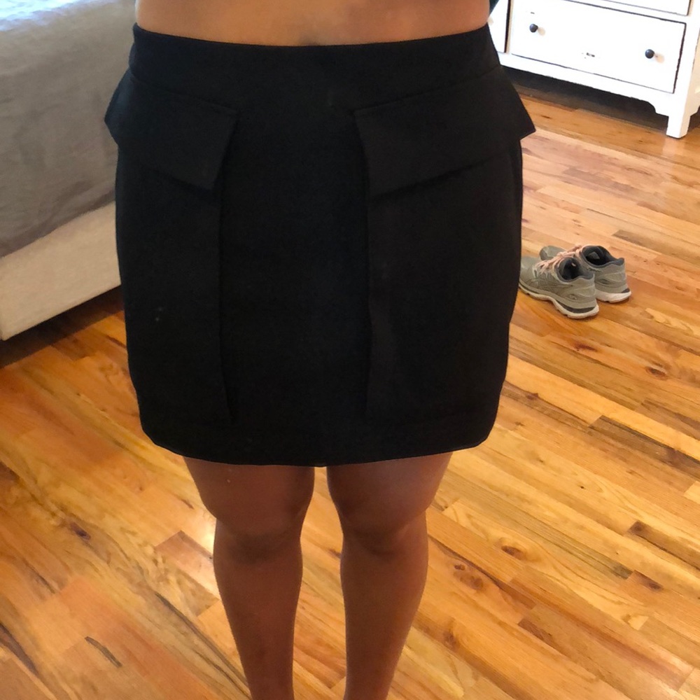 Boutique black skirt with pockets